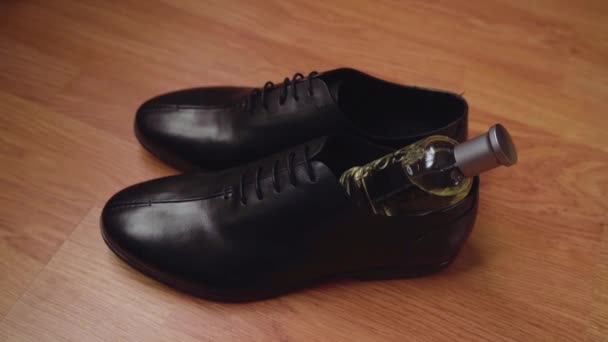 Fechar tiro de sapatos masculinos e perfumes no chão. Sapatos elegantes de couro preto. Perfumes luxuosos. — Vídeo de Stock