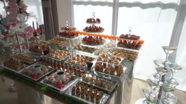 Yemek ve içeceklerle açık büfenin ortasında. Restoranda nefis bir menü. Yüksek kalite lüks ziyafet hizmeti.