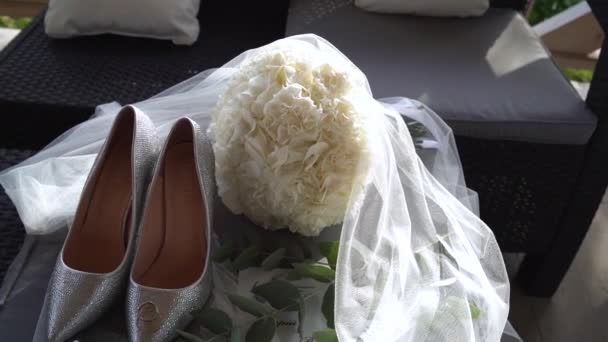 Una foto de los detalles de la boda. Zapatos de novias, velo y ramo. Maravillosos símbolos y atributos de boda. — Vídeos de Stock