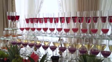 Açık büfenin ortasında. Düğün hediyeleri. Birkaç içki ve atıştırmalık..