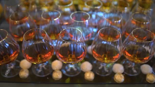 Dichtbij glas met drank. Drankjes en snoepjes op het feest. Sterk drinken partij hard. — Stockvideo