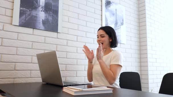 Mujer joven está haciendo compras en línea. Cliente feliz haciendo pedidos en el sitio web. Mujer adulta está feliz y contenta con los servidores de tiendas en línea. Tiro medio. — Vídeo de stock