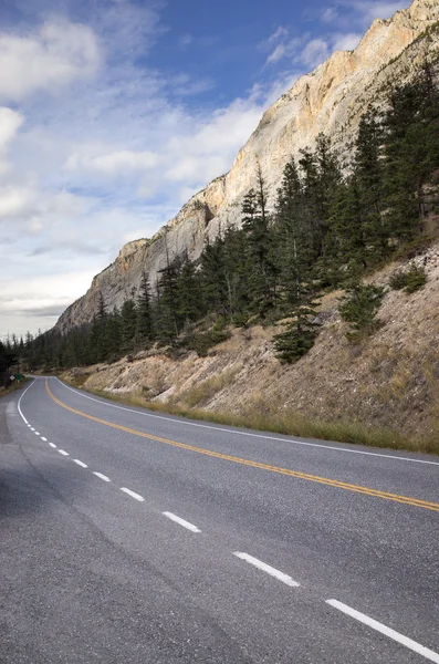 Görkemli kayalık uçurum altında dağ yolu