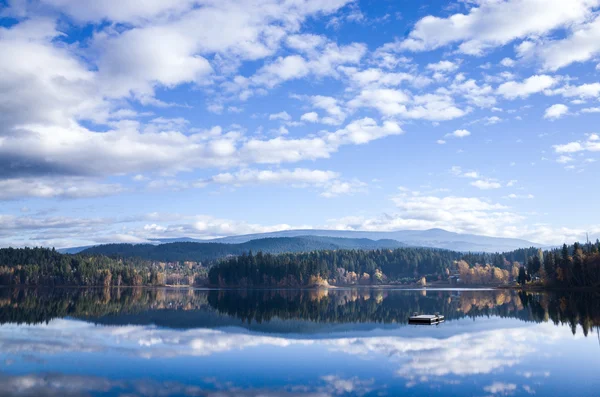 Spiegelungen in einem ruhigen Bergsee — Stockfoto