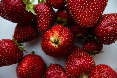 Ortasında bir spesiyal olan büyük kırmızı çilek manzarası.