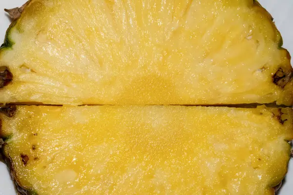 Pedaço de abacaxi fresco e suculento, cortado ao meio — Fotografia de Stock