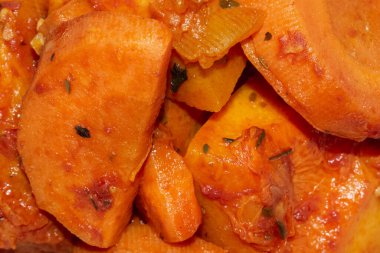 Haşlanmış kabağı havuç, fikir ve baharatla kapat.