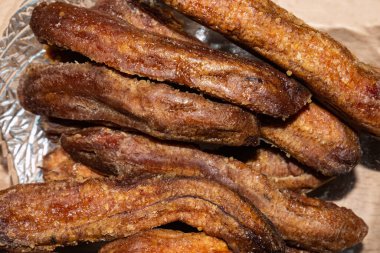 Şeffaf cam kasede küçük kurumuş bebek muzları.