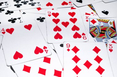 Kharkiv, Ukrayna - 16 Mart 2021: Rastgele dağılmış oyun kartlarını kapat