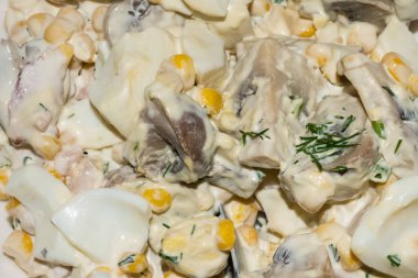 Mantarlı, mısırlı, yumurtalı ve mayonezli salatayı kapat.