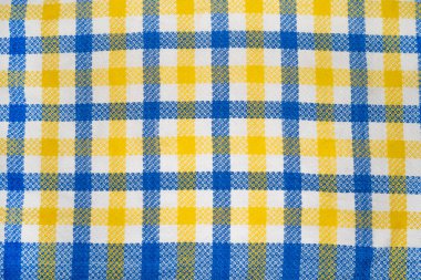 Mavi, sarı ve beyaz renklerle işaretlenmiş soyut parlak desenler. Pamuk havlu.