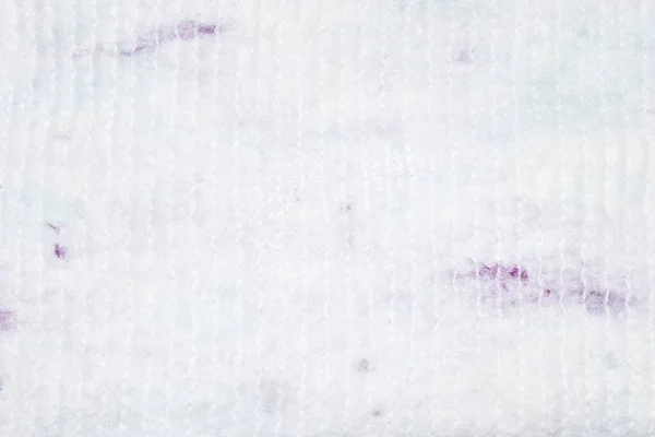 Hromada bílé podlahové látky se svislými pruhy a fialovými vlákny — Stock fotografie