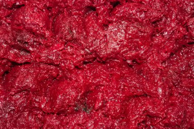 Dilimlenmiş kırmızı pancar kökü ve yağlı parlak dokular.