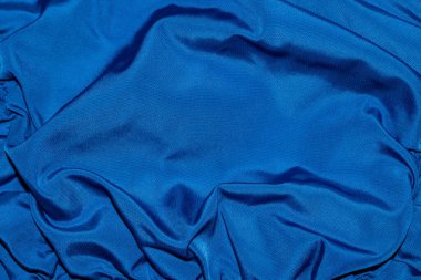 Kıvrımlı dalgalı koyu mavi naylon kumaş.