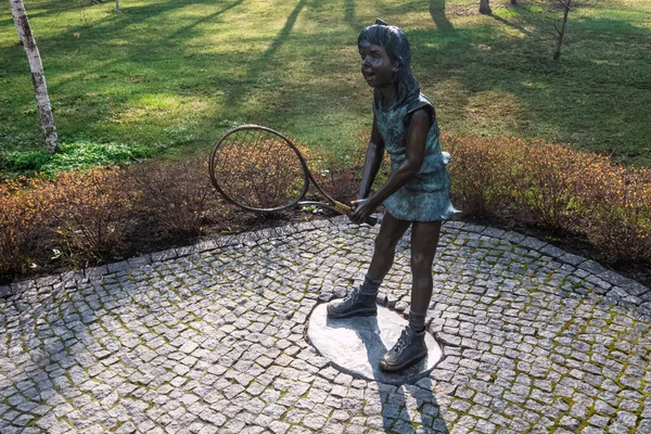 Kharkiv, Ukrayna - 17 Nisan 2021. Tenis raketini iki eliyle tutan küçük bir kızın bronz anıtı. Central Park