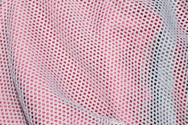 Diamentowa biała siatka poliestrowa z czerwonym i czarnym tłem wewnątrz sportowej kurtki zimowej — Zdjęcie stockowe