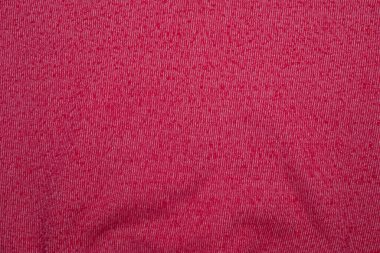 Biraz buruşuk desenli koyu kırmızı ve beyaz pamuklu topaklar.