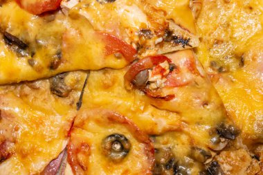 Makro fotoğraf: Tavuk, peynir, patates ve mantarlı taze pişmiş pizza.
