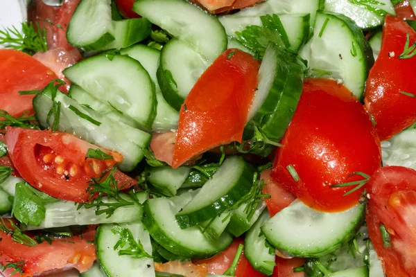 Sallad med färska skurna gurkor och tomater med kryddor och olja — Stockfoto