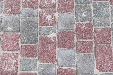 Kırmızı ve gri sokak fayansları, kumla serpiştirilmiş