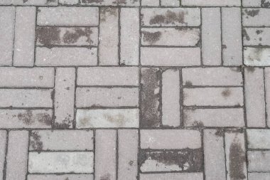 Açık havada kısmen ıslak eski çatlak desenli yatay ve dikey gri fayans