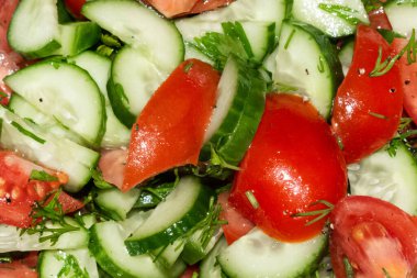 Dilimlenmiş taze domates ve yağ ve baharatlı salatalık. Makro resim