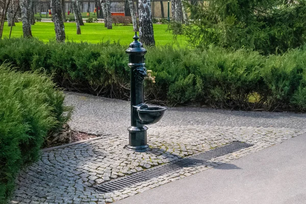 Kharkiv, Ukraine - 27 avril 2021. Petite fontaine avec eau potable à Central Park — Photo