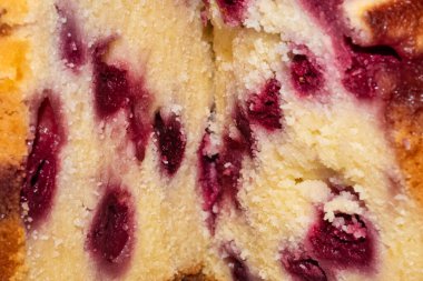 Üçgen şeklinde kesilmiş makro görüntü taze pişmiş kirazlı turta.