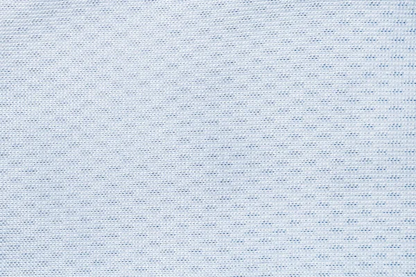 Maglia di poliestere bianco dettagliato liscio pulito con sfondo blu — Foto Stock