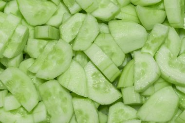 Kabuksuz, parça parça salatalıklar. Dokuyu kapat