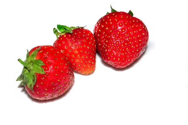 Tres fresas frescas saturadas aisladas en blanco —  Fotos de Stock