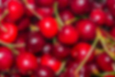 Yeşil kuyruklu parlak kırmızı kirazlar. Arkaplan