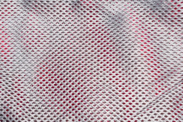 Hladce tekoucí stříbrný šedý proud ve tvaru diamantu s červeným pozadím — Stock fotografie