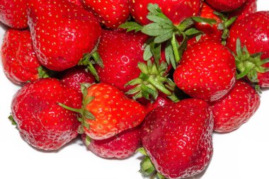 Beyaz üzerine izole edilmiş kırmızı çileklerin makro görüntüsü