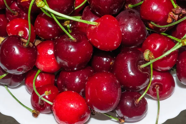 Beyaz kasede taze, ıslak kırmızı kirazlar.