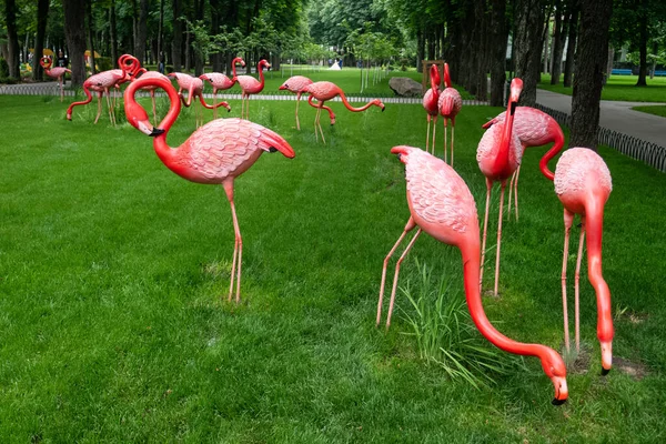 Kharkiv, Ucrania - 6 de junio de 2021. Estatuas de metal decorativo de flamenco de coral en el césped en Central Park — Foto de Stock