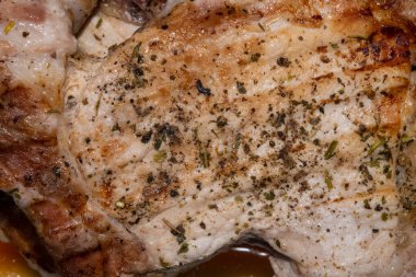 Taze ızgara domuz eti ve şifalı otlar.