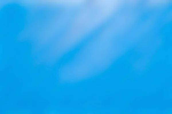 Κορεσμένο μπλε θολή φόντο με ακτίνες φωτός. Πρότυπο για θέματα aqua ή ουρανού — Φωτογραφία Αρχείου
