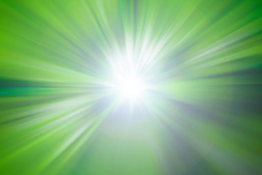 Yeşil hızın ortasında güneş patlaması