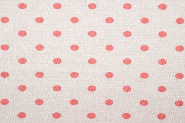 Bej kumaşın üzerindeki kırmızı yuvarlak noktaların klasik parlak deseni