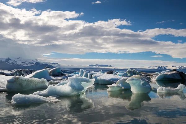 Isfjell i lagune på Island – stockfoto