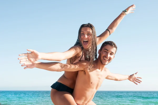 Happy vrienden in de zomer — Stockfoto