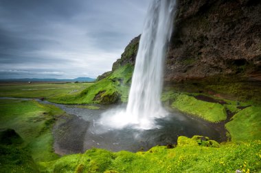 İzlanda'daki Seljalandsfoss şelaleler
