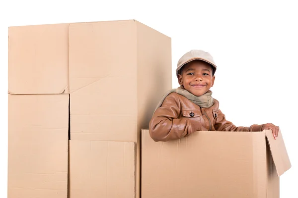 Karton kutunun içinde oynayan küçük çocuk — Stok fotoğraf