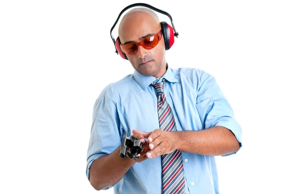 Молодий бізнесмен заряджає пістолет — стокове фото