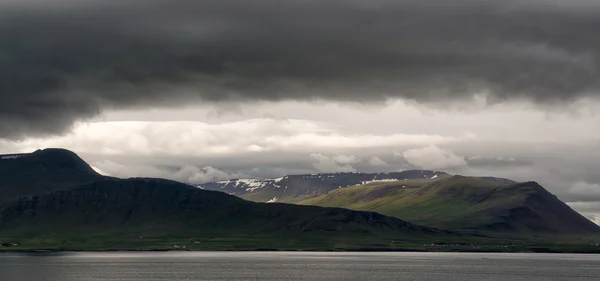 Bergen en wolken in IJsland — Stockfoto