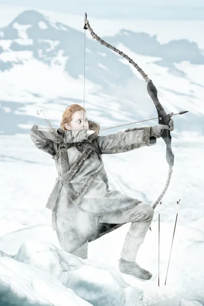 Gadis pemanah dengan busur — Stok Foto