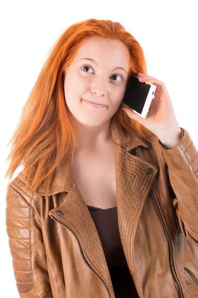 Menina de cabelo vermelho falando no telefone — Fotografia de Stock