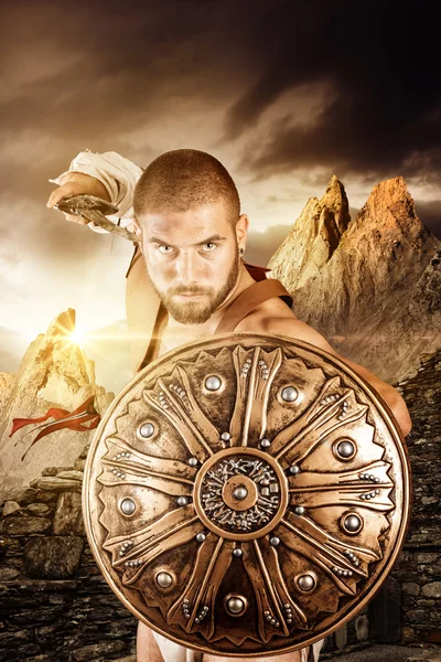 Gladiator krigare med svärd och sköld — Stockfoto