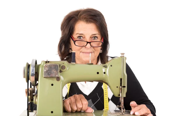 働くシニア女性の裁縫師 — ストック写真